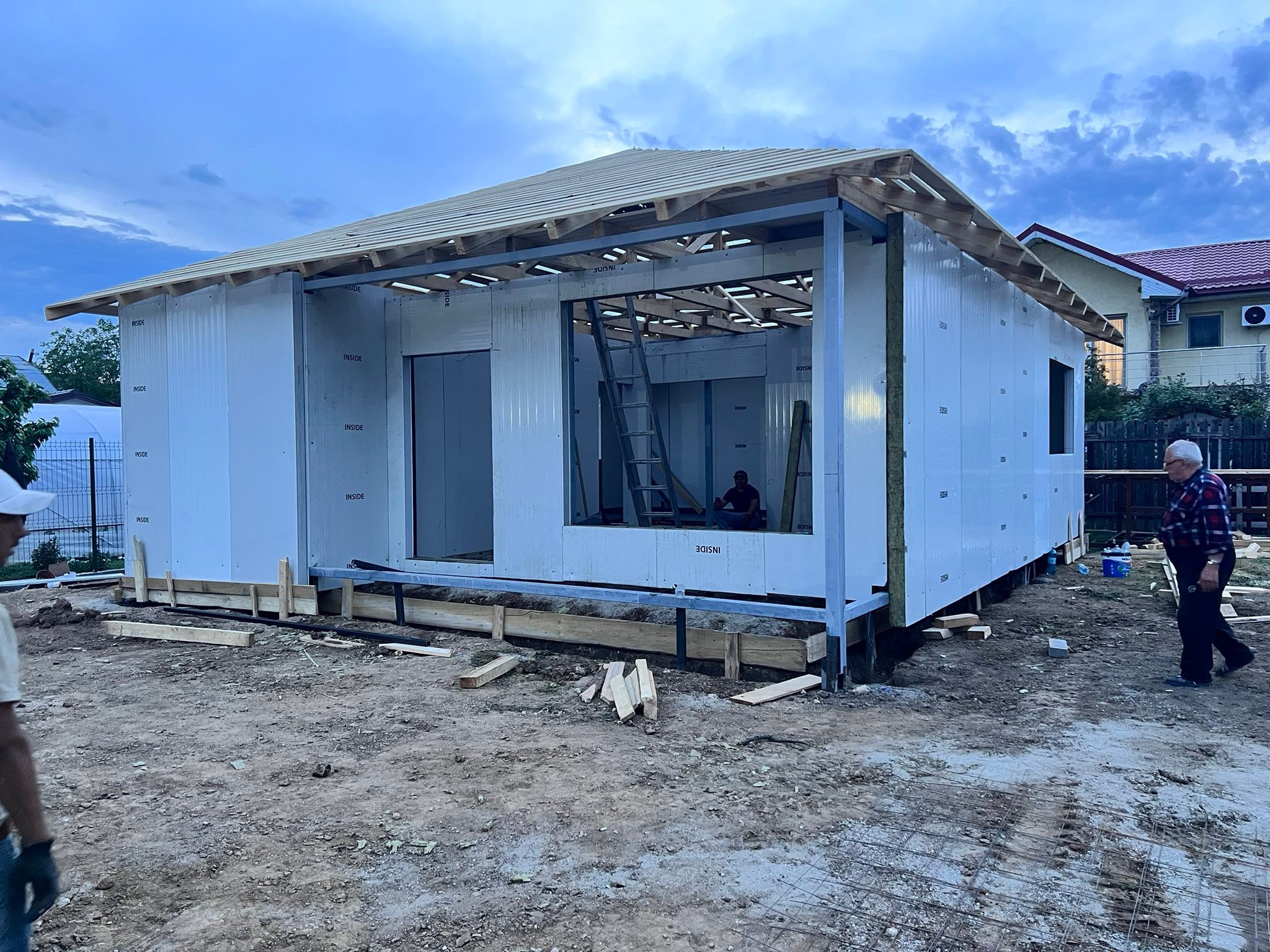 Casă modulară mare în construcție, cu echipa pe șantier